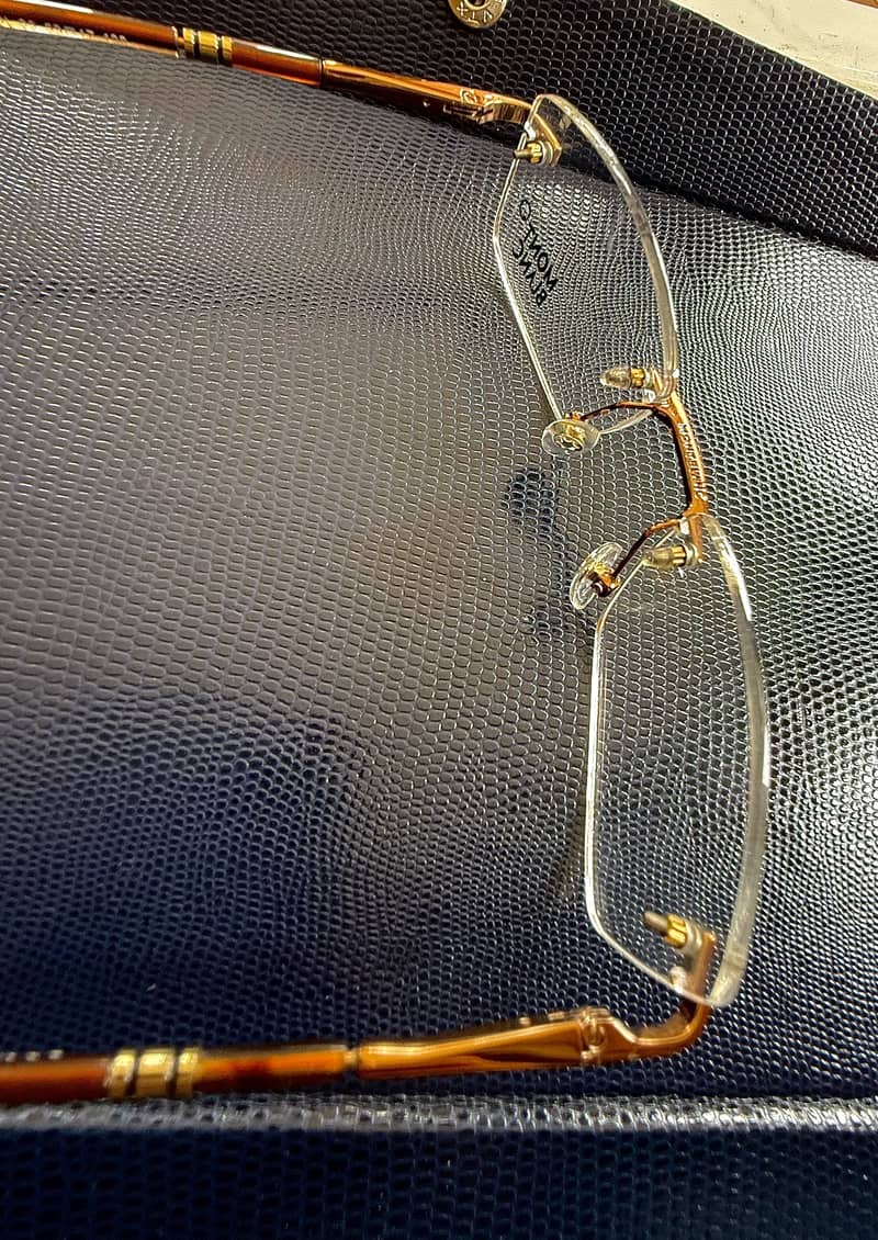 Branded frames came from abroad 4