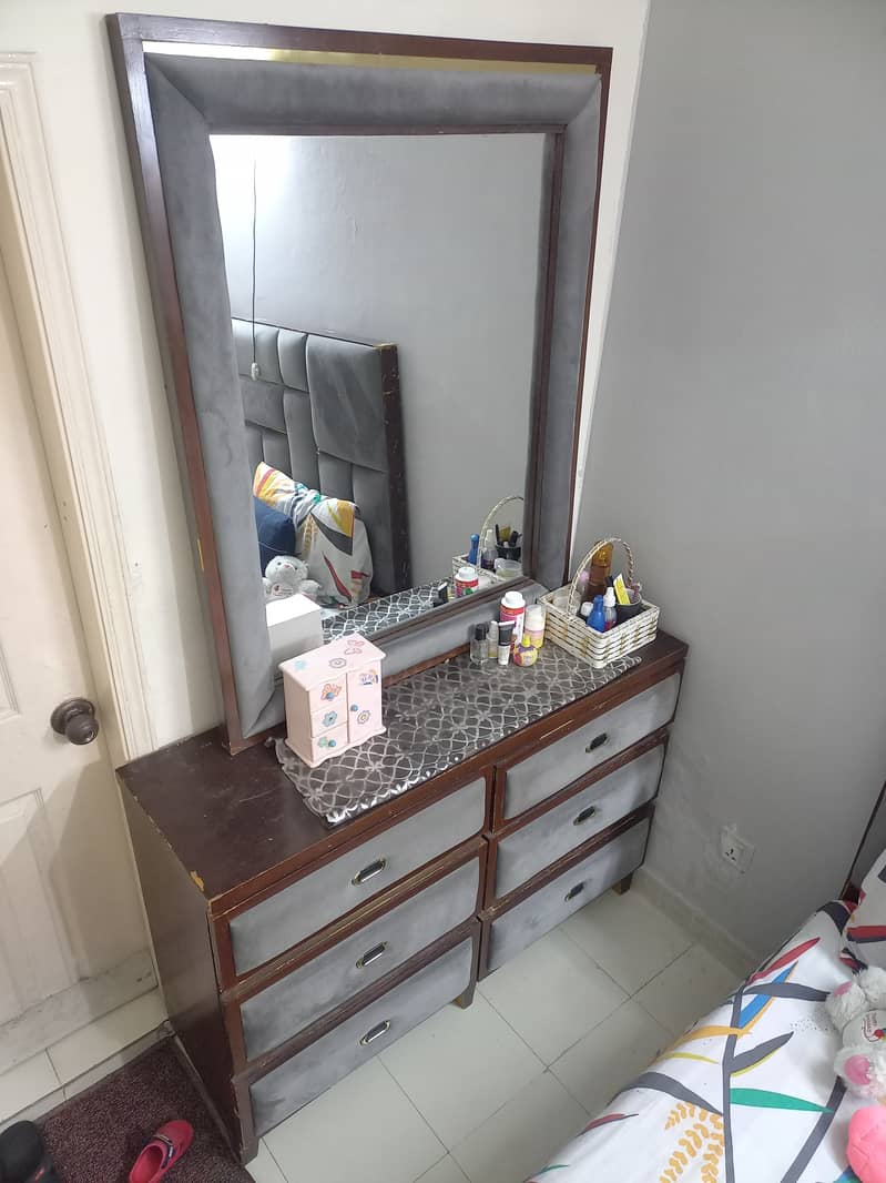 Dressing Table with Drawers 3