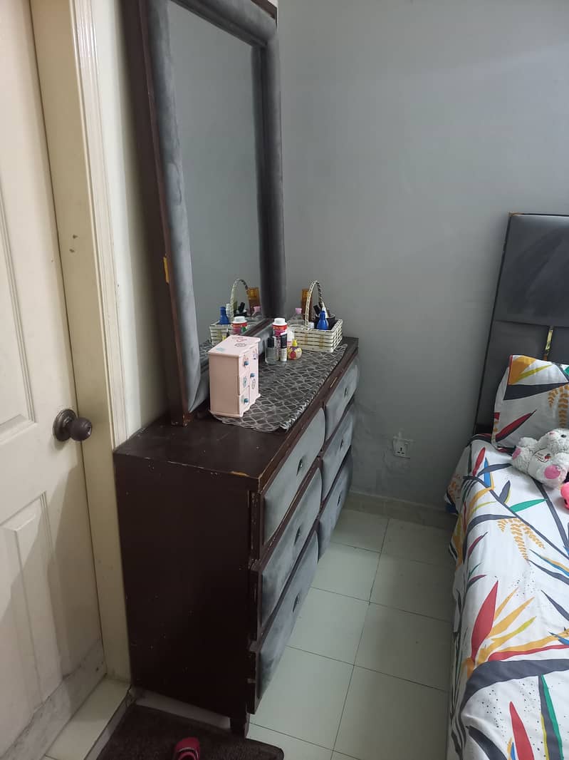 Dressing Table with Drawers 4