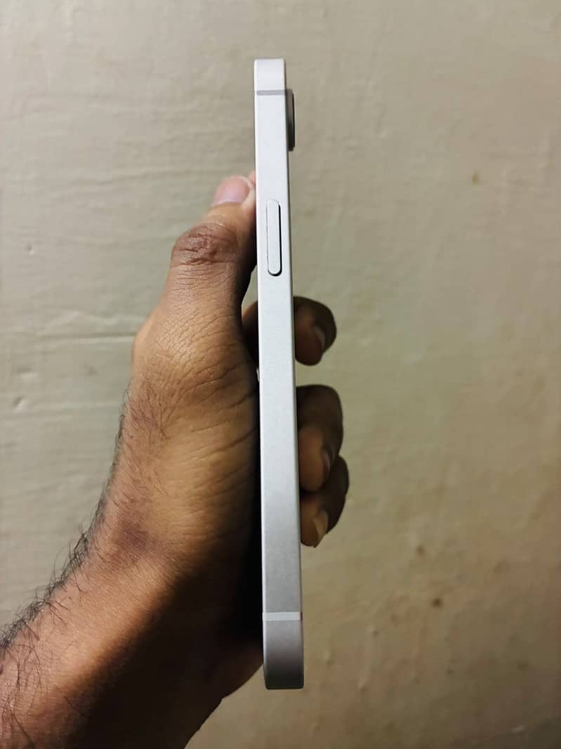 Iphone 16e 4