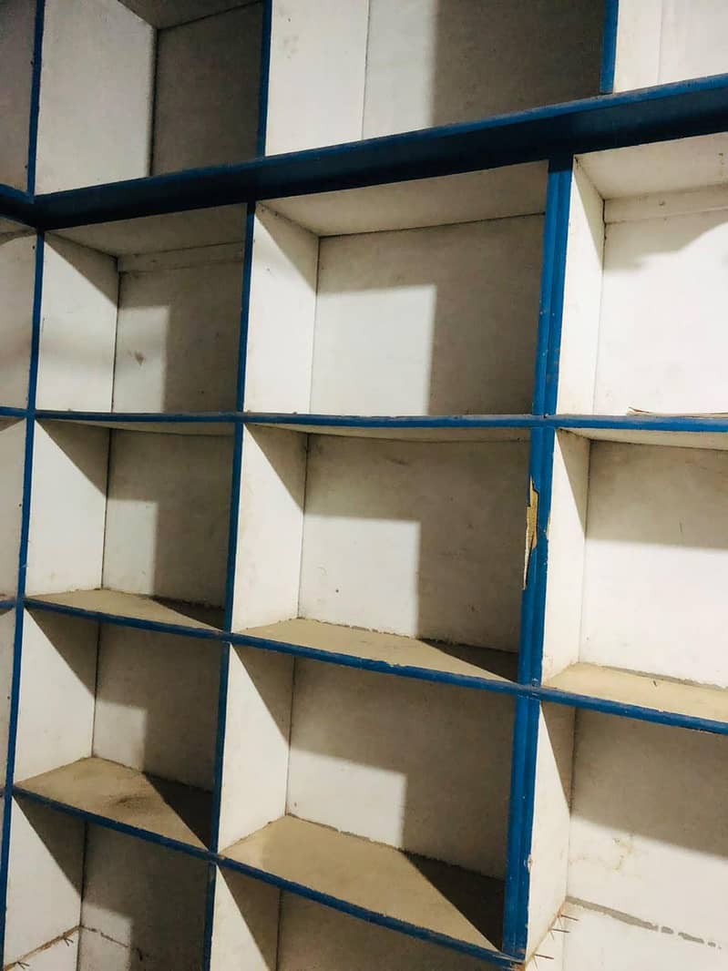 فیصل آباد میں مکمل کریانہ سٹور کے لکڑی کے ریکس برائے فروخت 4