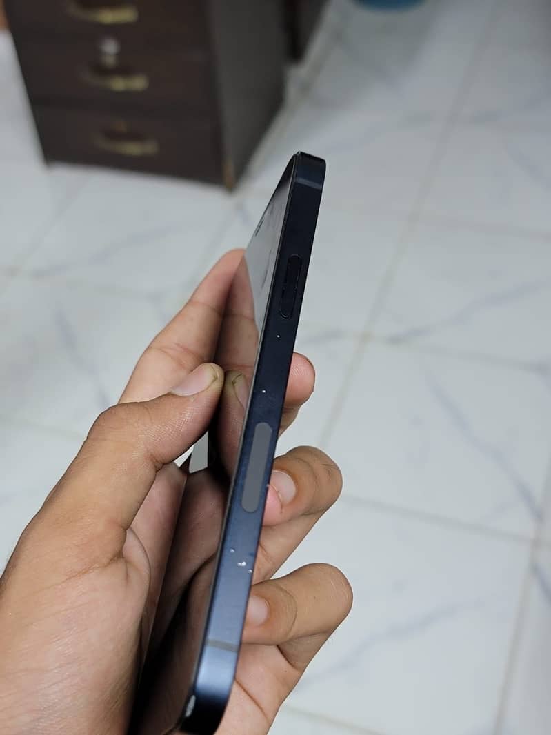 Apple iPhone 12 4