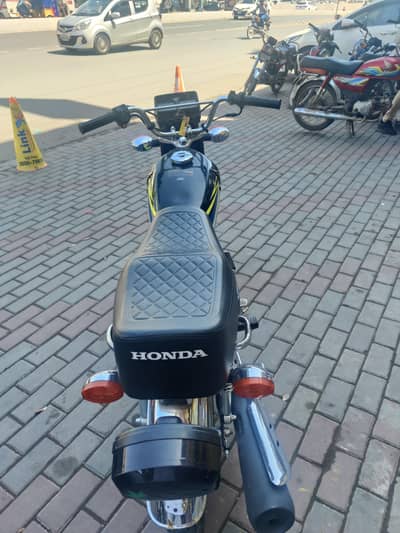 black colour honda 125