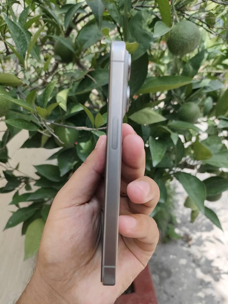 Apple iPhone 15 Pro 4
