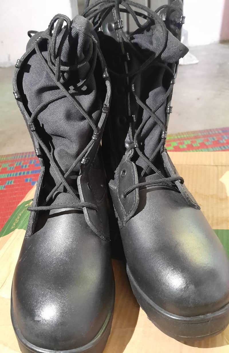Boots (8L)size 2