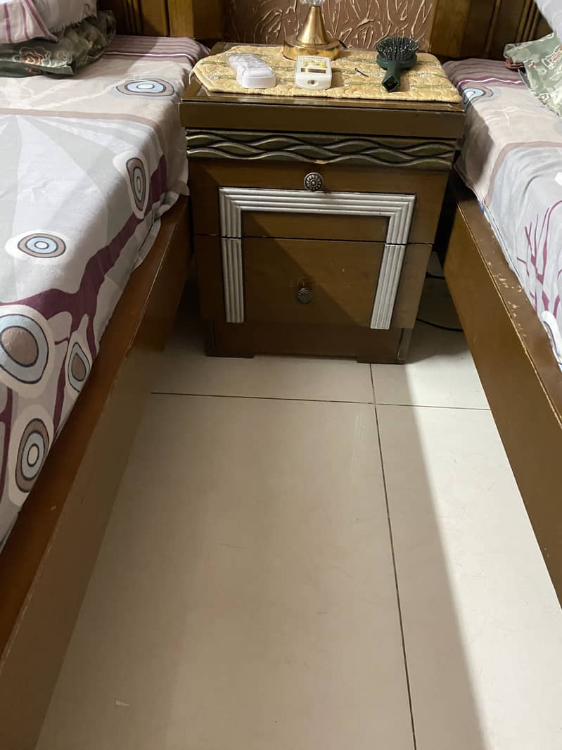 New condition single bed with side table 6