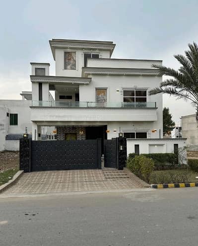 A Prime Location 10 Marla House In Citi Housing Society Is On The Market For sale