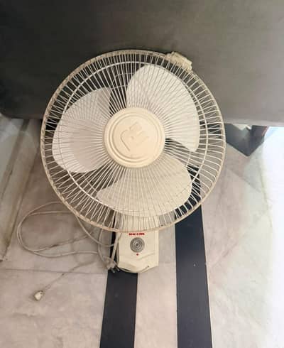 Royal Bracket Fan  Excellent Condition