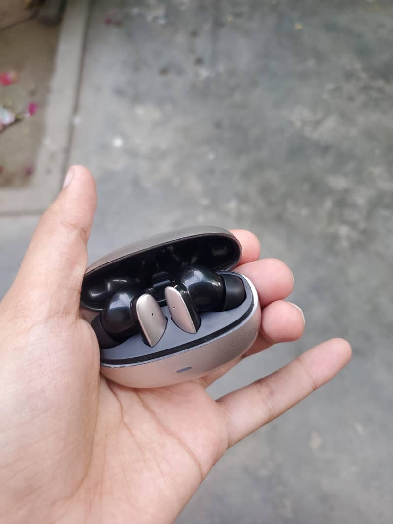 earbud 2