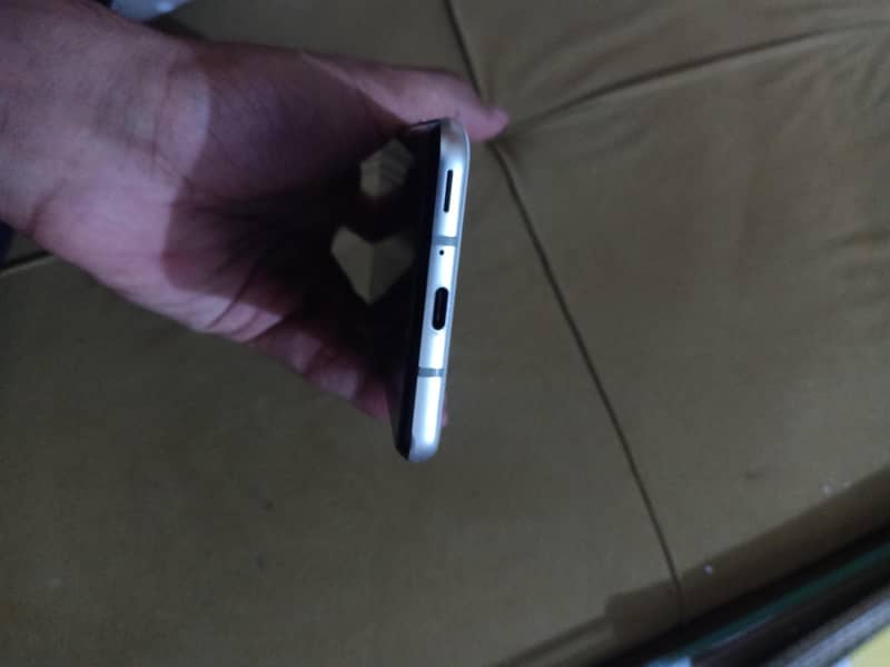 Sharp Aquos R3 1