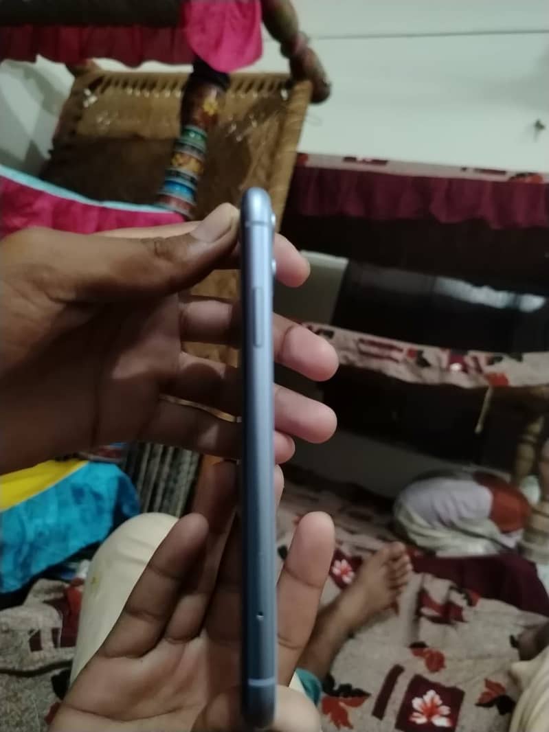 iPhone 11 4