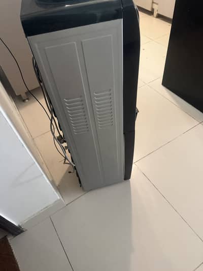 Water dispenser witj no gas