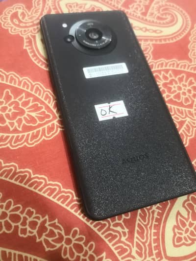 Sharp Aquos R7 without any shade or dot