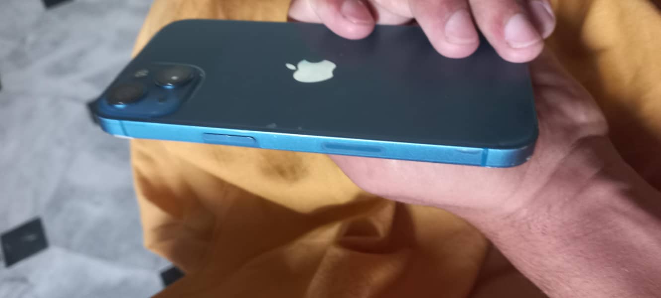 Apple iPhone 13 5
