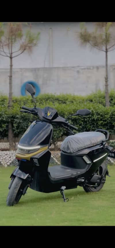 Evee S1 black scotty 90 kilometres one charged used 2 months 10/10