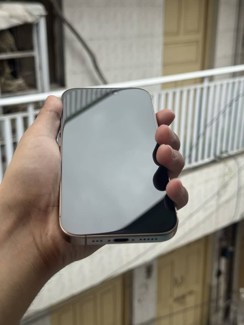 iPhone 16 Pro 2