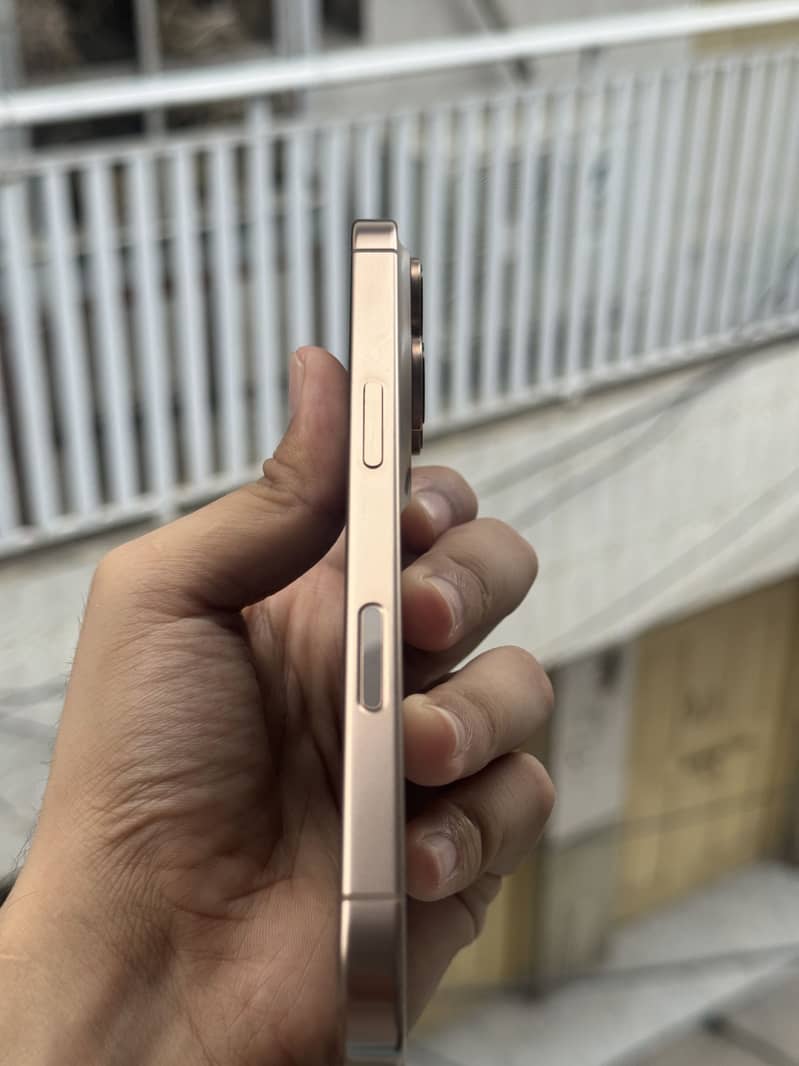 iPhone 16 Pro 3