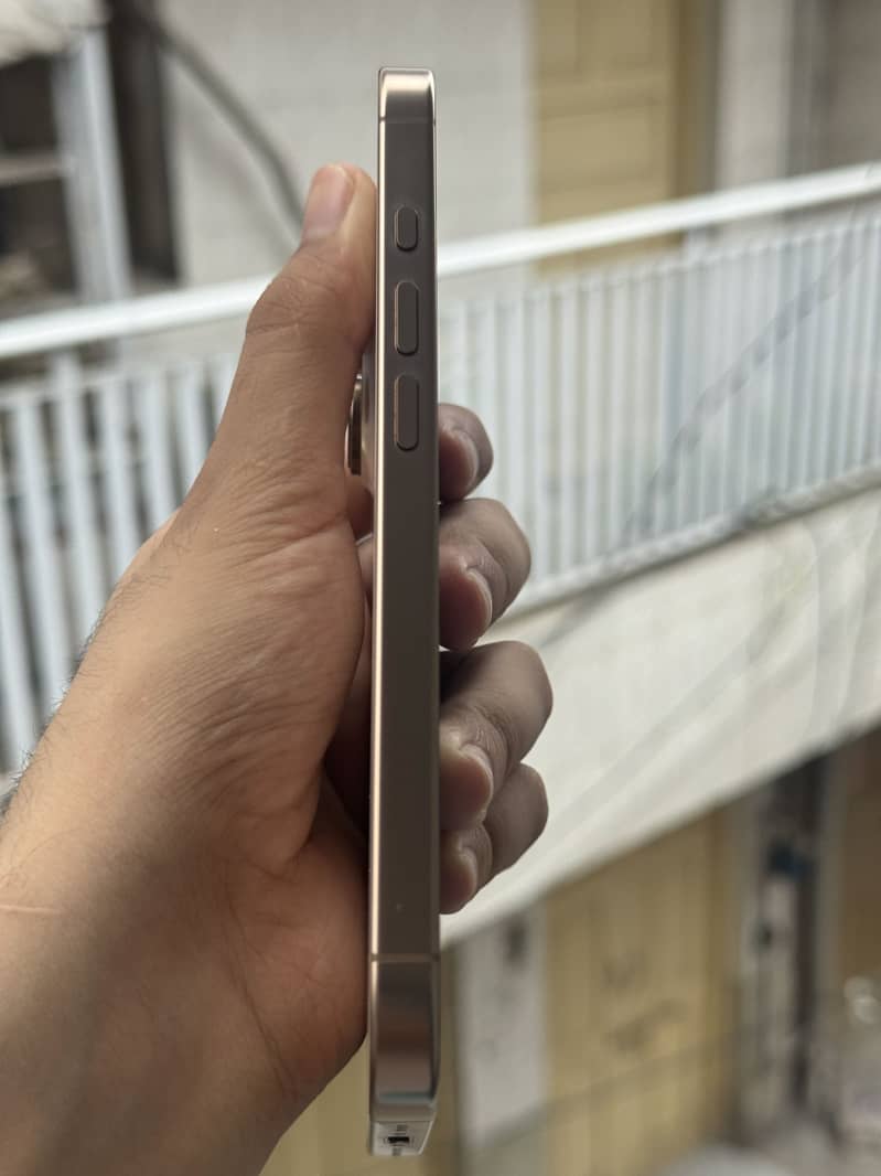 iPhone 16 Pro 4