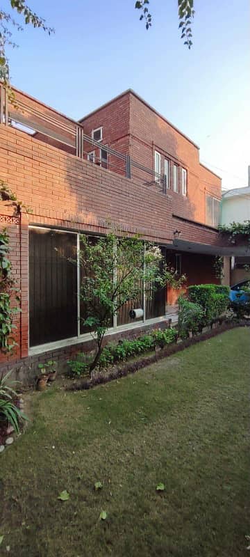 One Kanal Used Modern Design Bungalow For Sale At Prime Location Of DHA Lahore Near To Park Masjid & Commercial Market.