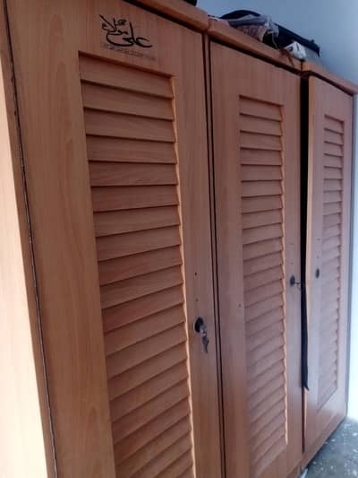 three door almarih.