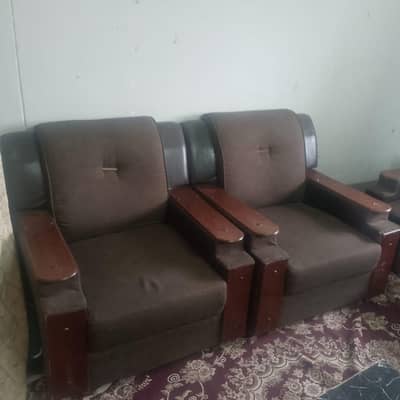 7 seter sofa hay use men hay saf hay argent sale karna hay
