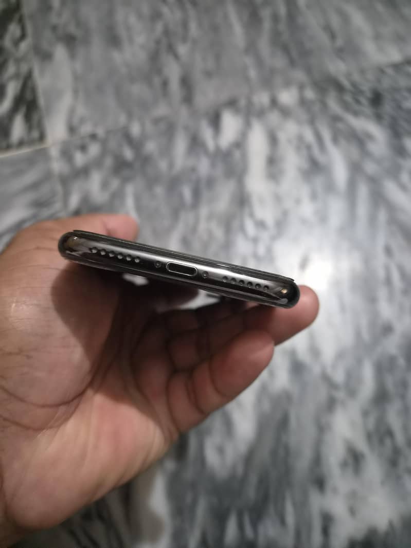Apple iPhone X 4