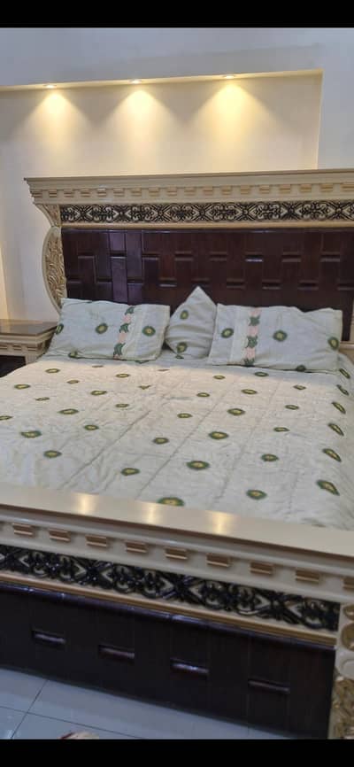 Wooden Bed Set with 2 Side Tables & Dressing Table