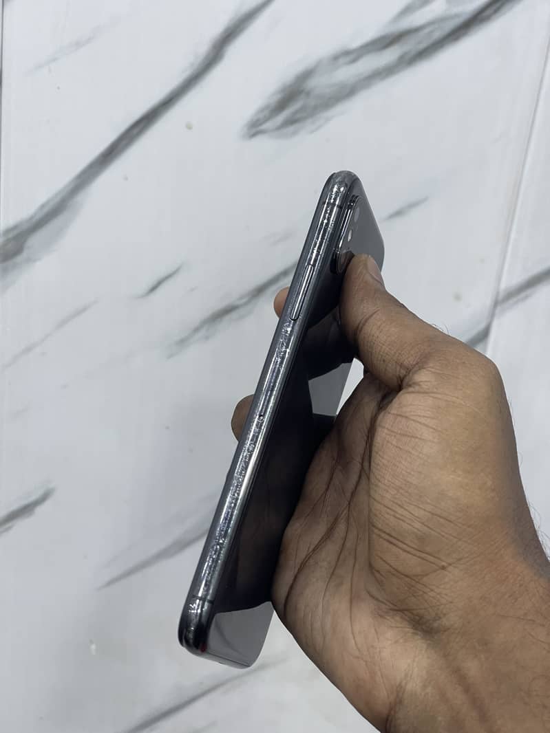 Apple iPhone X 4