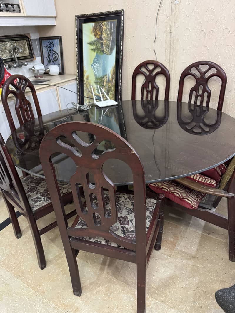 Round dining table good condition 1