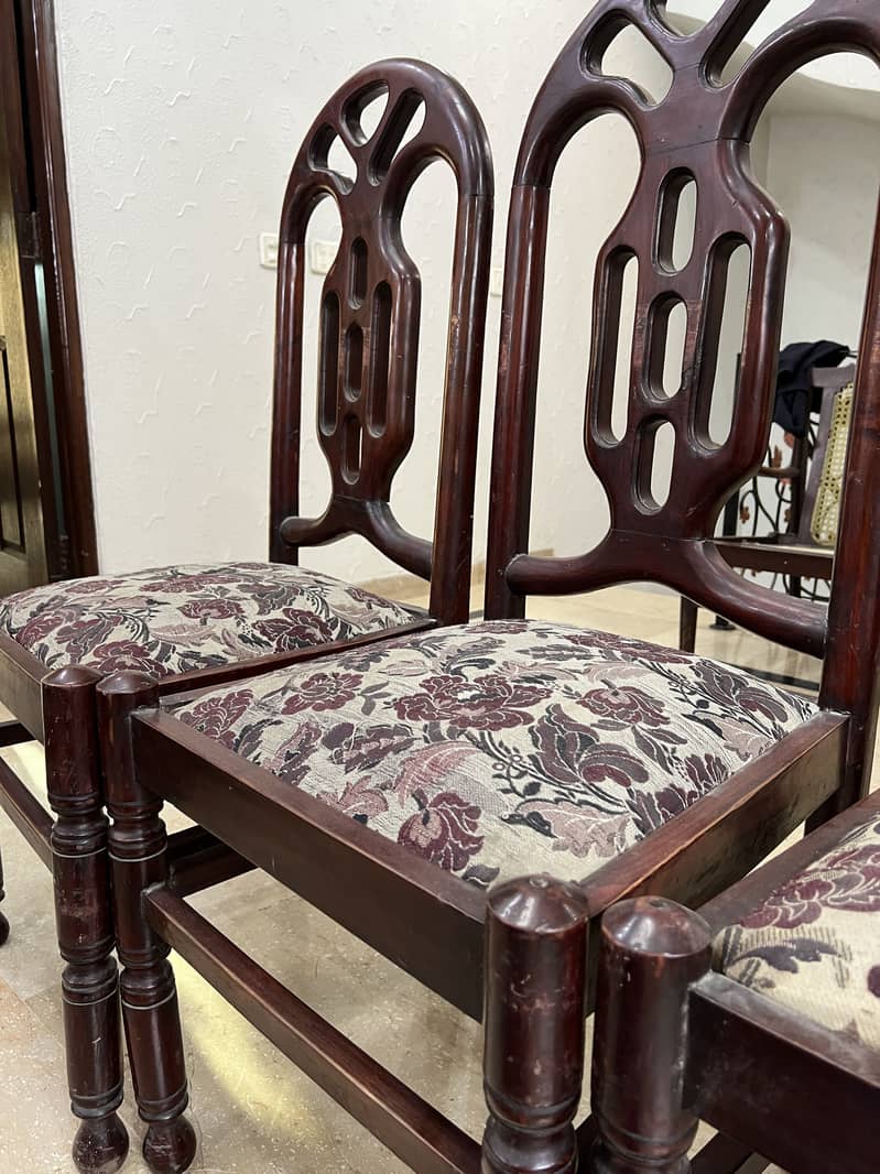 Round dining table good condition 2