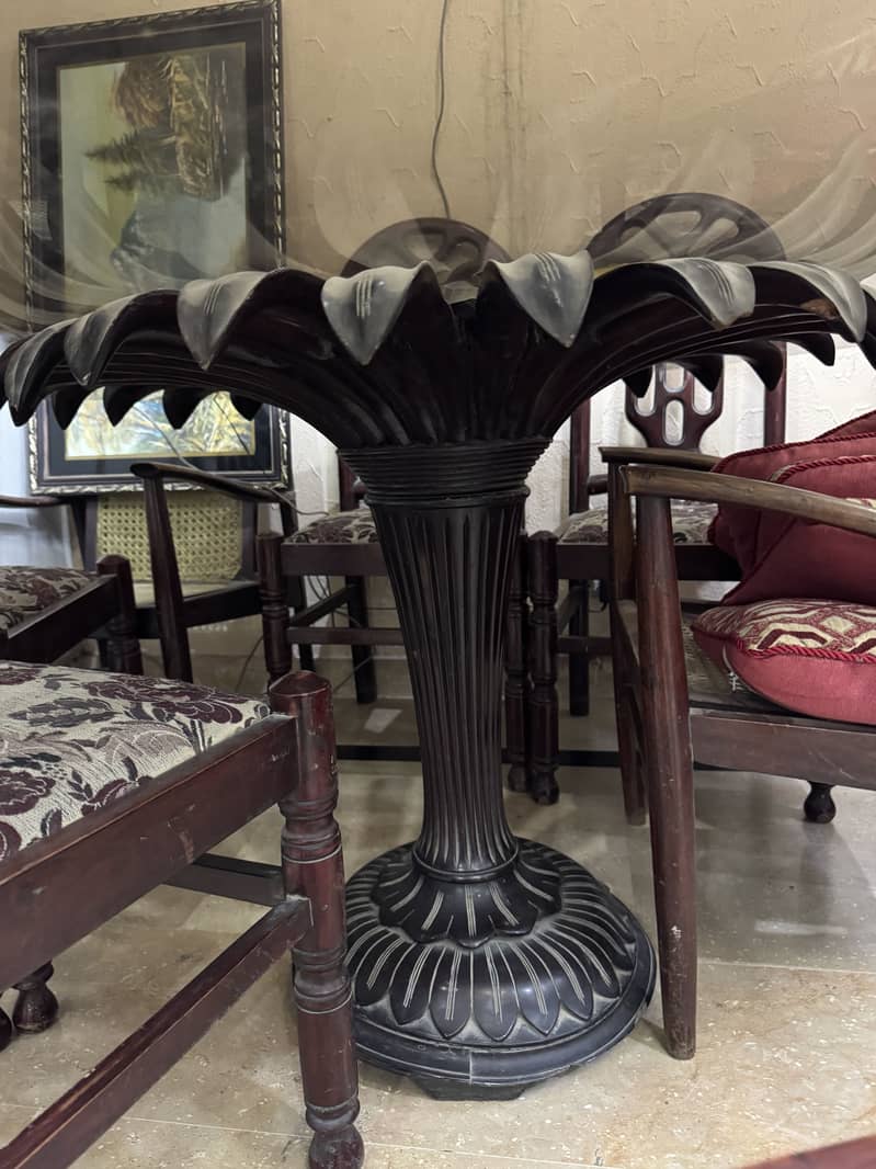 Round dining table good condition 3