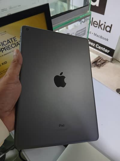 ipad 9, 64Gb, Wifi, With genuine box Accessories