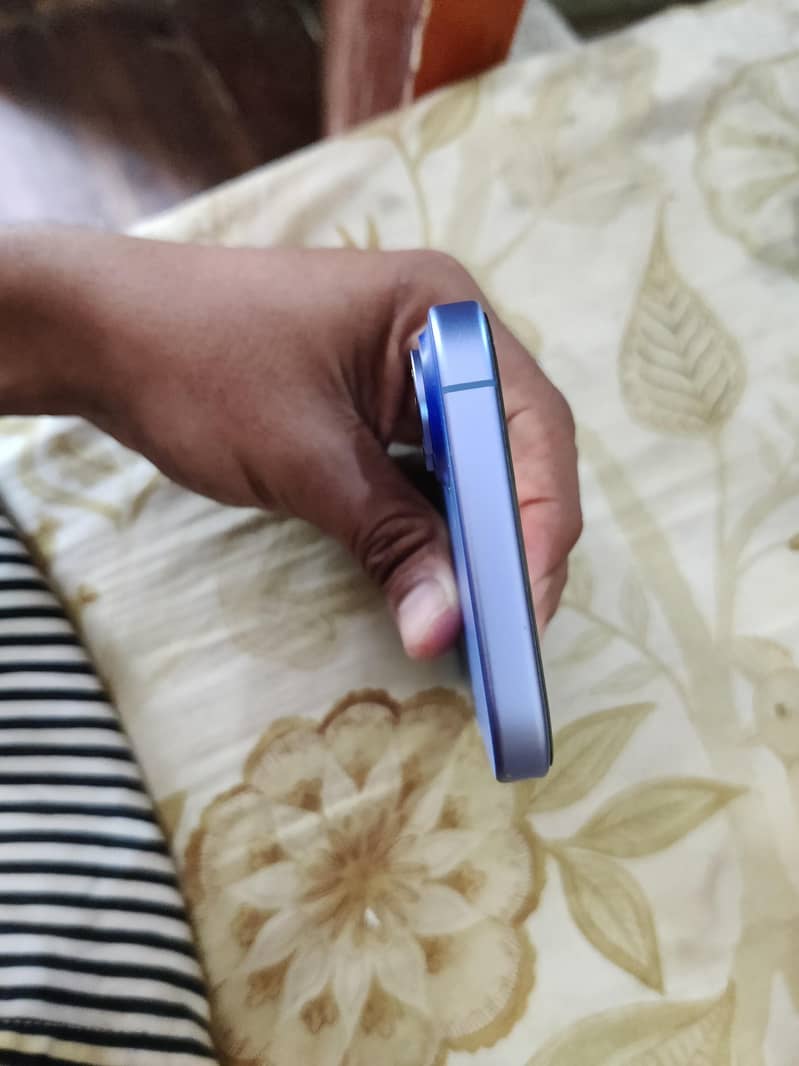 Apple iPhone 16 3