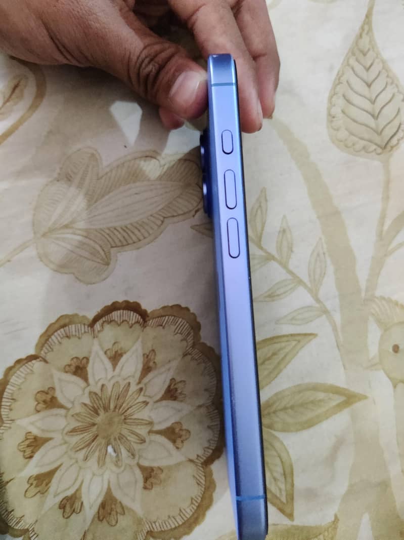 Apple iPhone 16 4