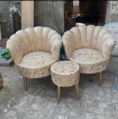 2 pices flower style coffee chair with tabel good condition