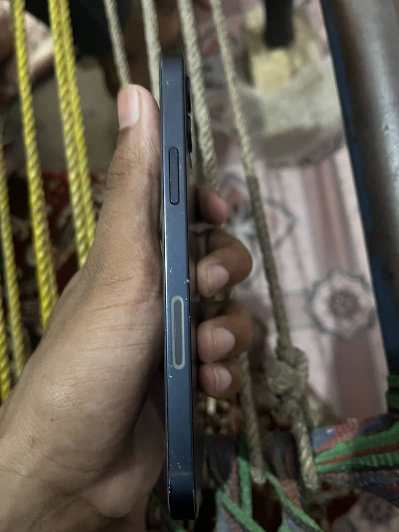 Apple iPhone 12 4
