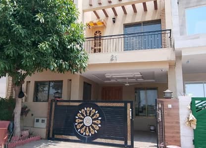 Brand New 8 Marla Full House Avaliable For Rent 4 Bed Accommodation 2 American Kitchen 1 Servent Two Species TV Lounge Available In Bahria Enclave.