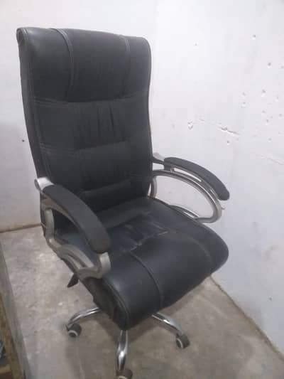 Office chair, very comfortable in very good condition. . . 03335665995