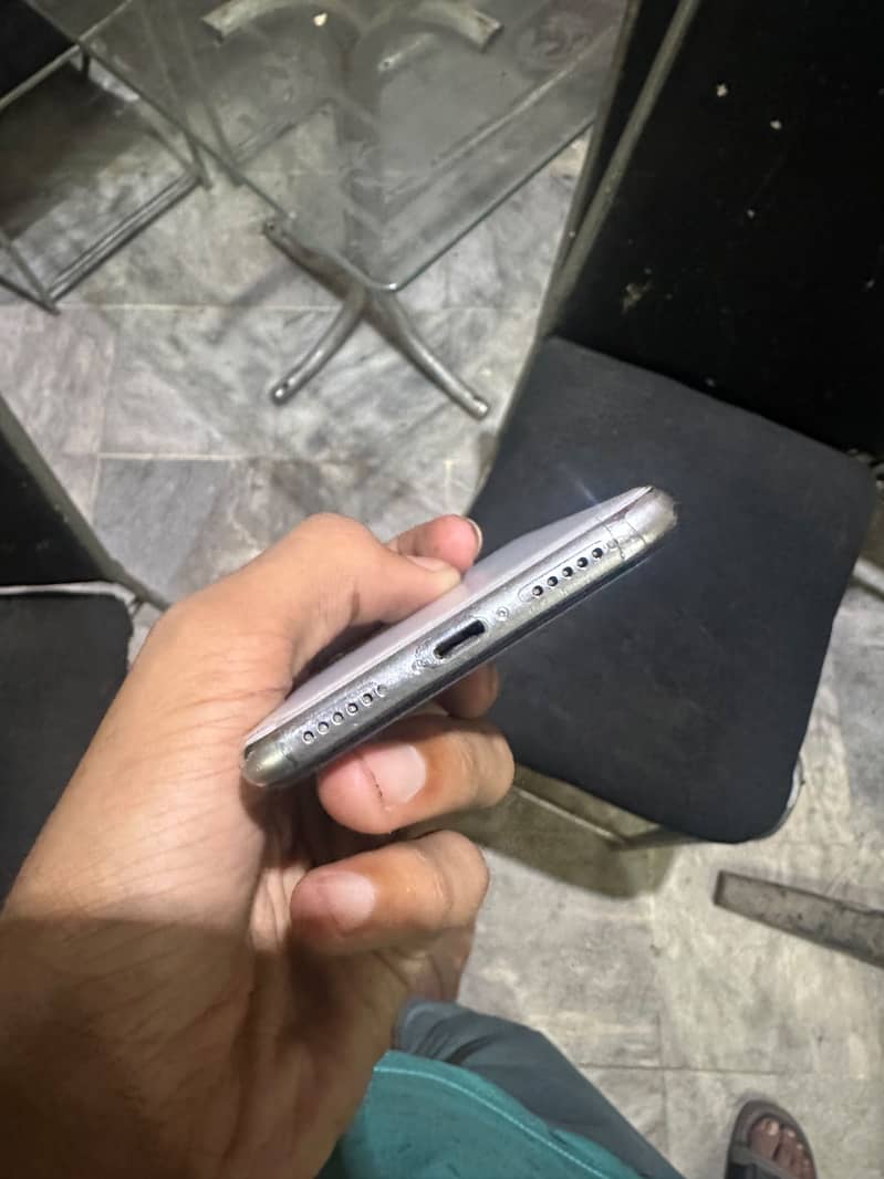 Apple iPhone X 4