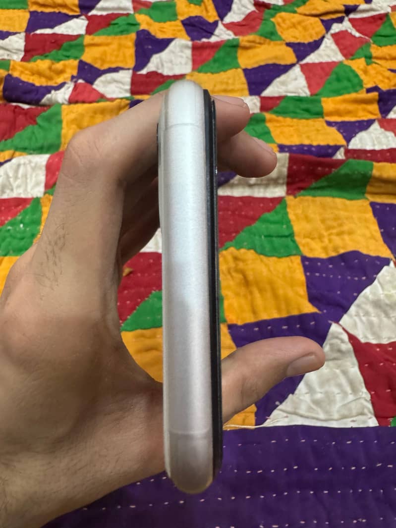 Apple iPhone 11 3