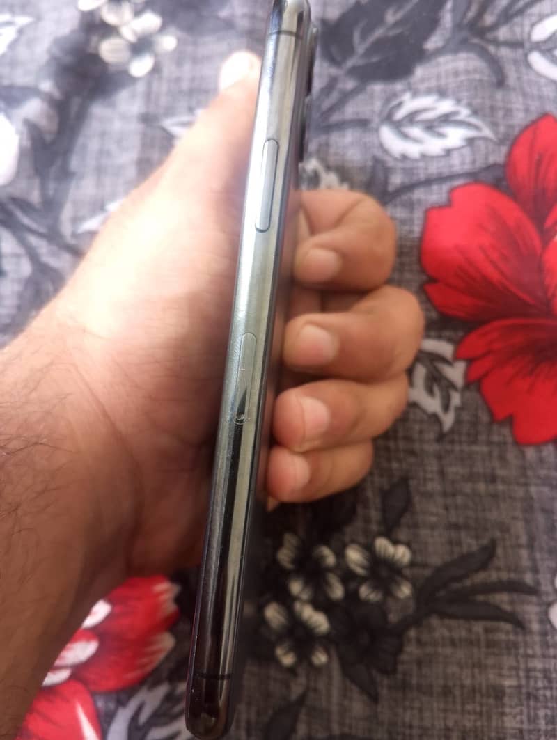 Apple iPhone 11 Pro 4