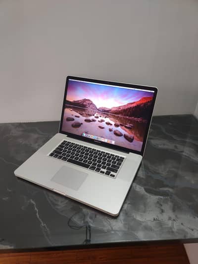 MacBook pro (2011 Early) 17 inch (0318-1388824)i