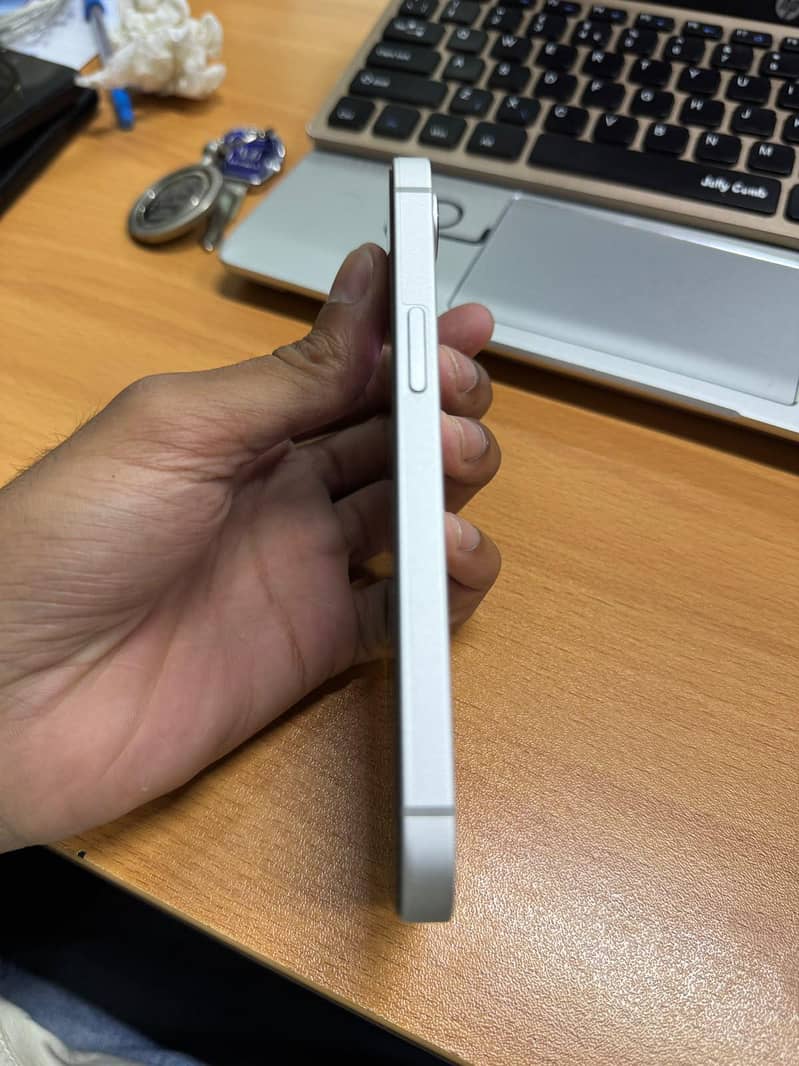 Apple iPhone 16e 3