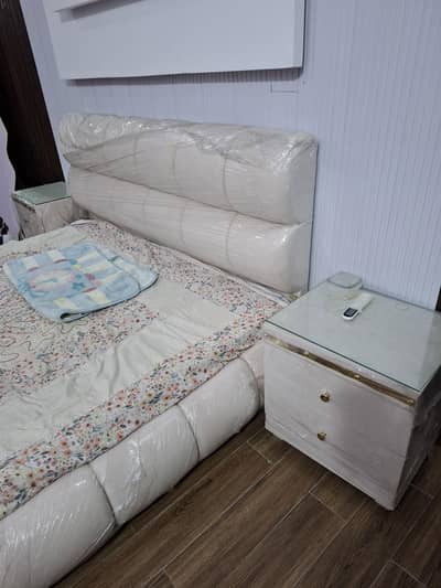 Bubble bed with side table