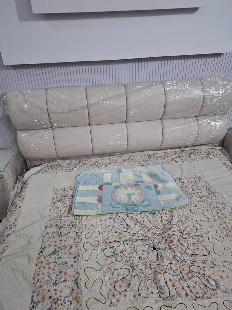 Bubble bed with side table 1