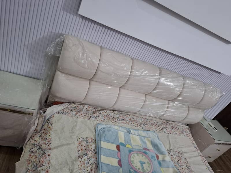 Bubble bed with side table 2