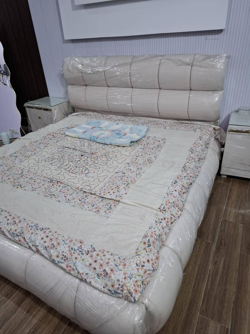 Bubble bed with side table 3