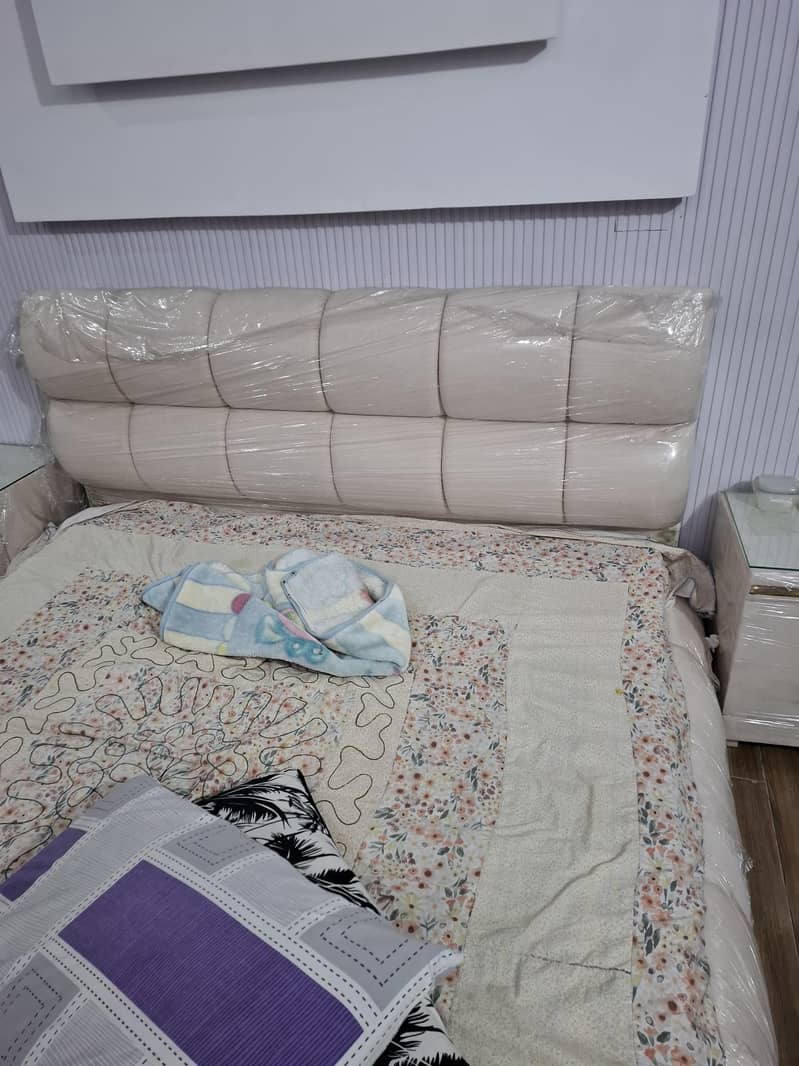 Bubble bed with side table 4