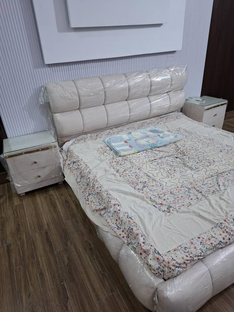 Bubble bed with side table 5