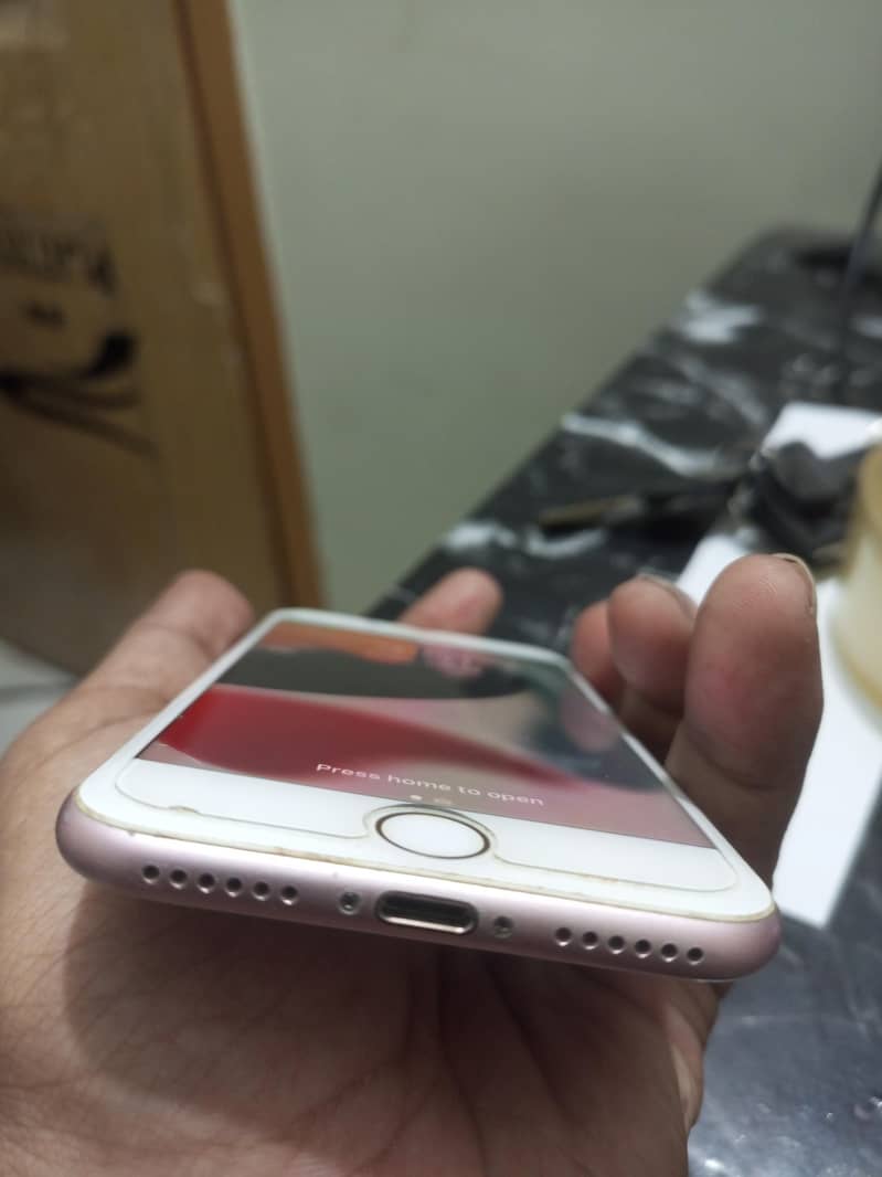 Apple iPhone 7 0